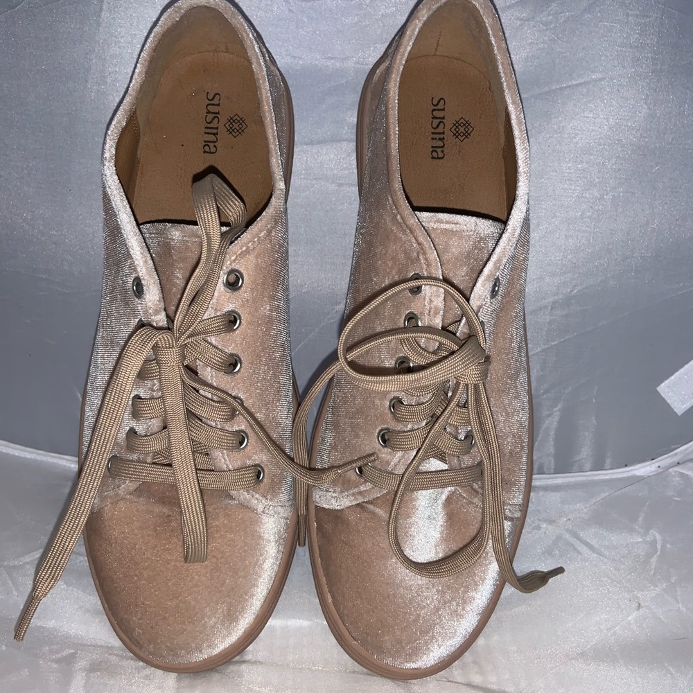 Susina Tan Velvet Tennis Shoes 👞 Size 9.5